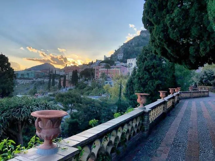 تاورمينا Villa Le Petit Paradis