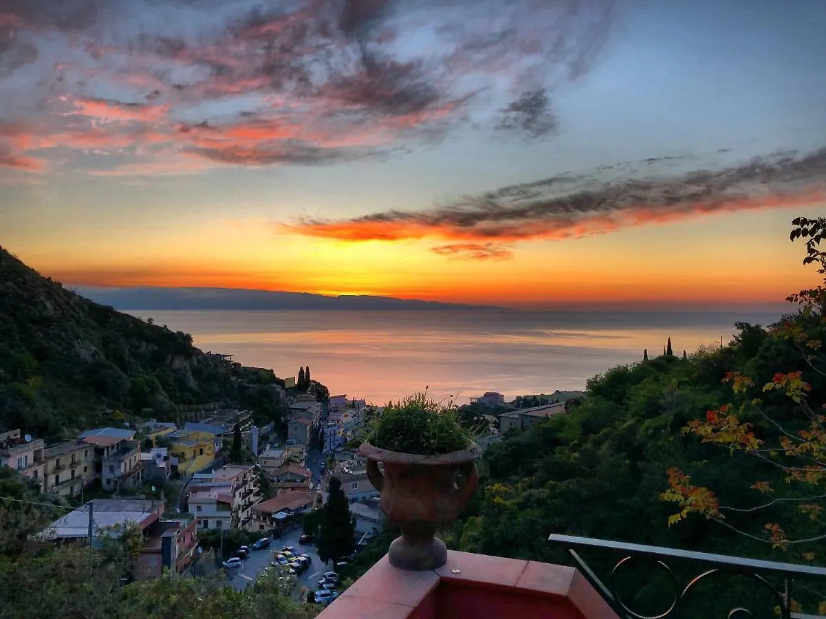 تاورمينا Villa Le Petit Paradis إيطاليا